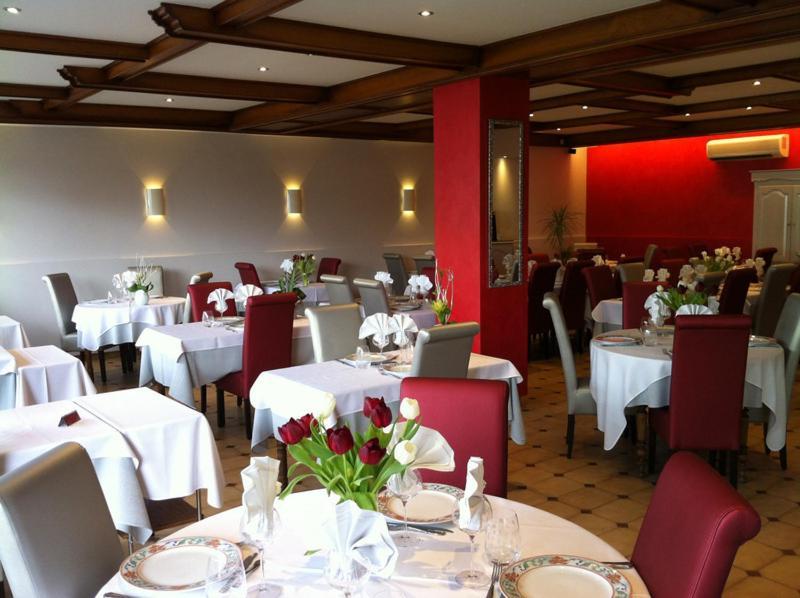 Hotel-Restaurant "Les Rochers" La Balme-de-Sillingy Экстерьер фото